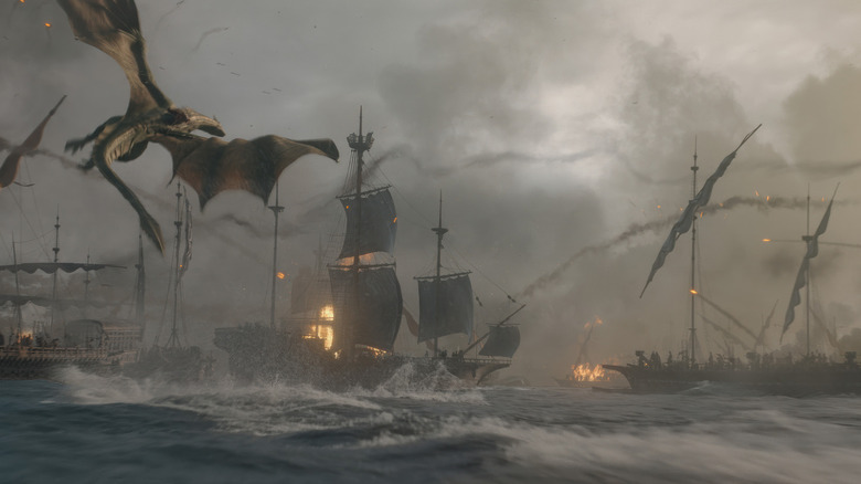 Un dragon survole un groupe de navires en feu lors d'une bataille dans House of the Dragon