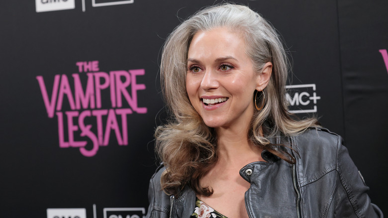 Hilarie Burton souriante dans une veste en cuir noire à la première de The Vampire Lestat