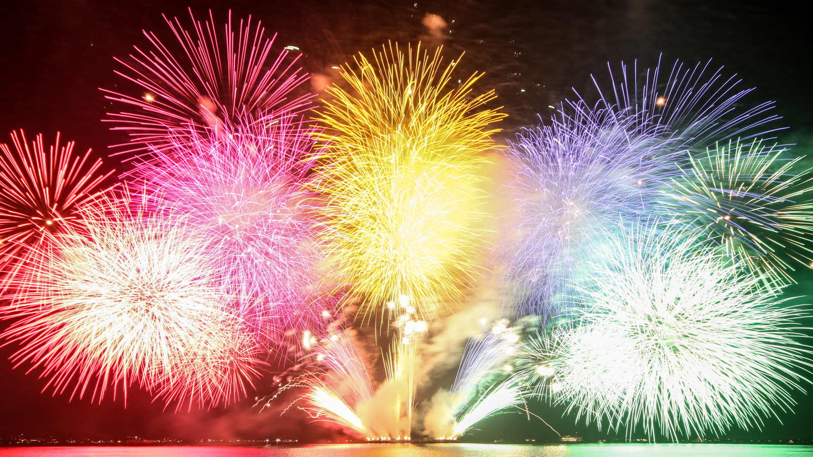 La différence entre les couleurs des feux d’artifice s’explique facilement par la science
