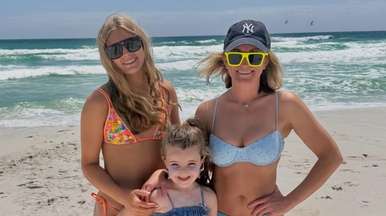 Maddie, Ivey et Jamie Lynn Spears souriant ensemble à la plage
