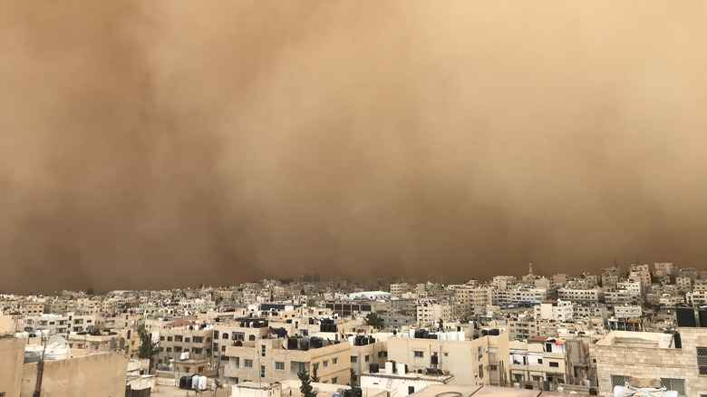 Une tempête de sable se profile à l'horizon au-dessus d'une ville