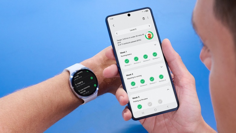 Personne utilisant une Galaxy Watch 8 avec l’application Samsung Health