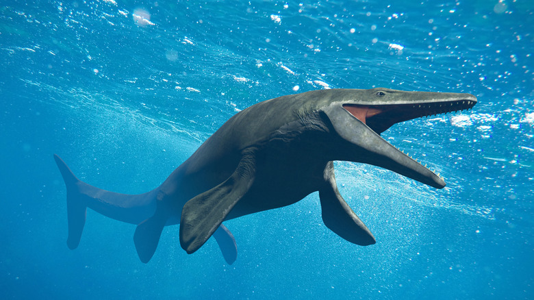 Illustration 3D d'un mosasaure sous l'eau