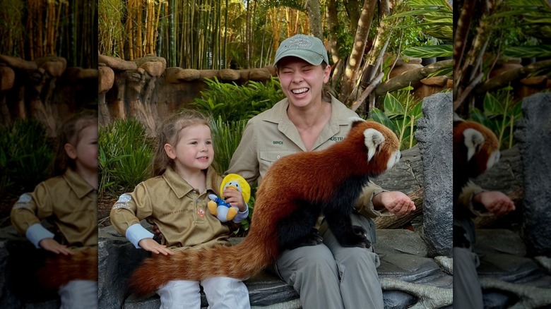 Bindi Irwin avec sa fille Grace et un panda roux