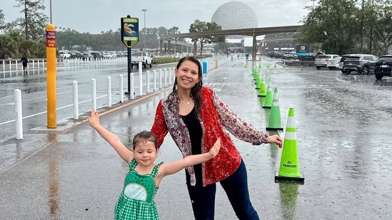 Bindi Irwin avec Grace sous la pluie devant Epcot