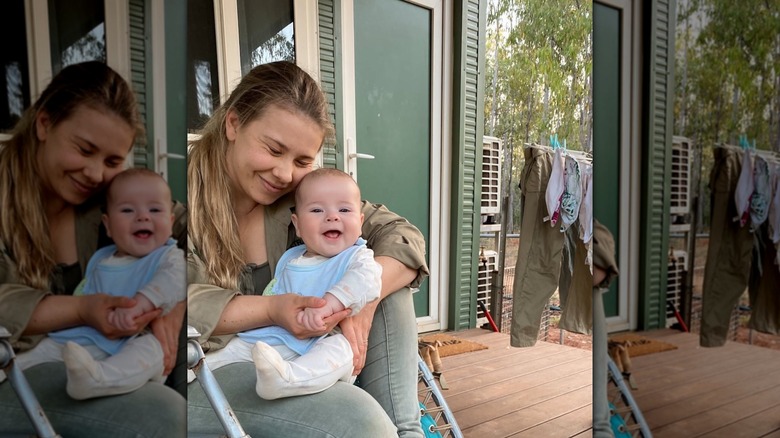Bindi Irwin fait un câlin à sa fille Grace lorsqu'elle était bébé