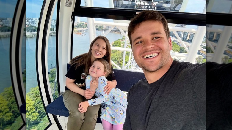Bindi Irwin et Chandler Powell avec Grace sur la roue de Brisbane