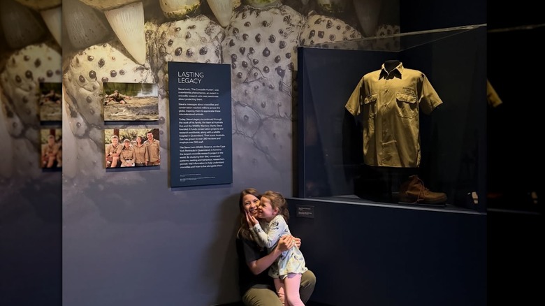Bindi Irwin fait un câlin à sa fille Grace devant la chemise de Steve Irwin