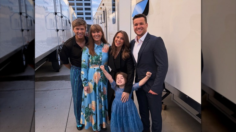 Bindi Irwin, Chandler Powell, Robert Irwin et Grace dehors 