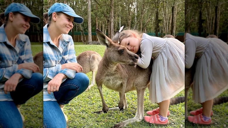 Bindi Irwin et Grace font un câlin à un kangourou