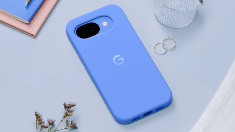 Pixel 10a avec une coque bleue