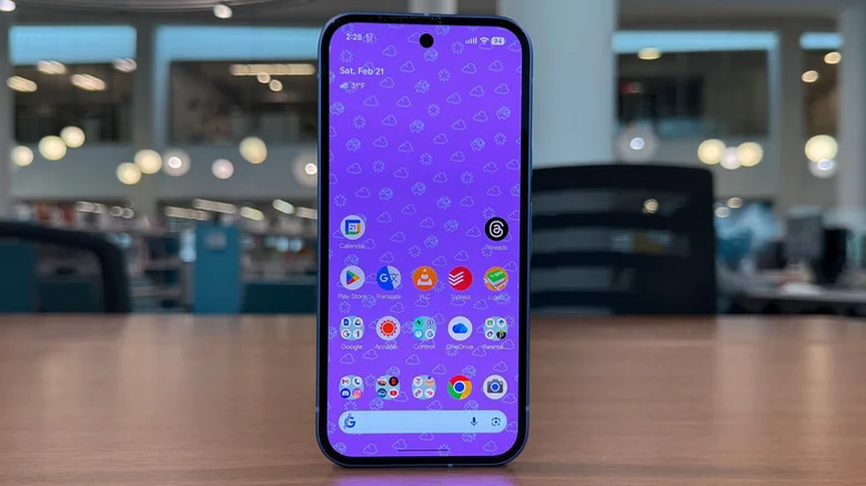Pixel 10a debout sur un bureau