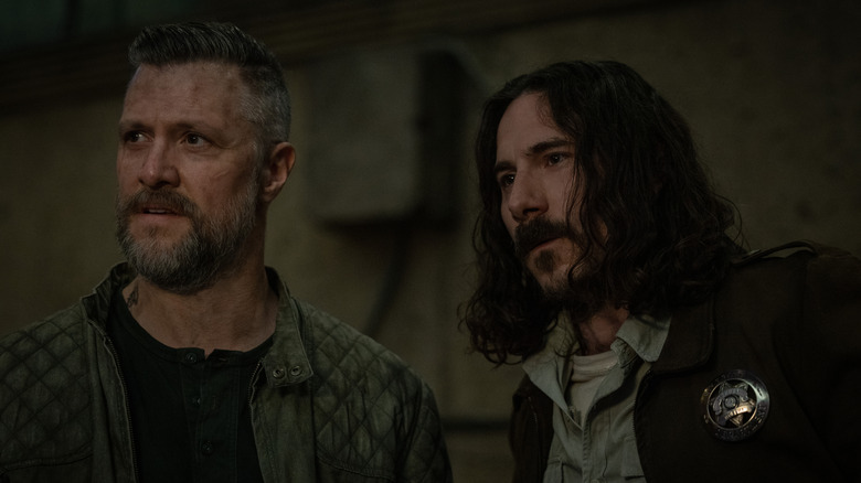 Knox et Hank regardent Juliette avec inquiétude lors d'une réunion du conseil à Silo