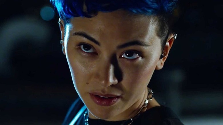Jessica Henwick dans le rôle de Bugs (aux cheveux bleus) levant les yeux dans Matrix Resurrections
