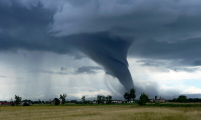 Pour visualiser les tornades dévastatrices du Midwest, regardez ce drone voler directement en une seule