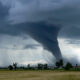 Pour visualiser les tornades dévastatrices du Midwest, regardez ce drone voler directement en une seule