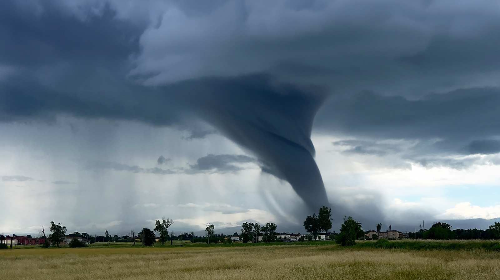 Pour visualiser les tornades dévastatrices du Midwest, regardez ce drone voler directement en une seule