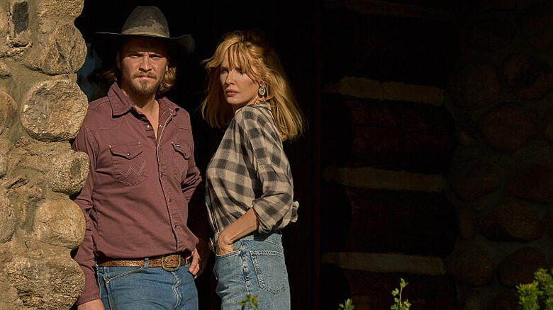 Kacey Dutton de Luke Grimes se tient à côté de Beth Dutton de Kelly Reilly à Yellowstone