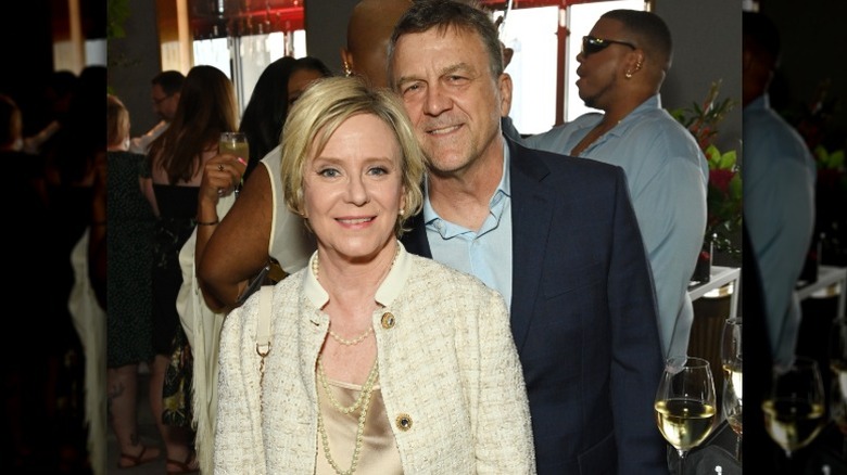 Eve Plumb et son mari Ken Pace sourient et posent ensemble