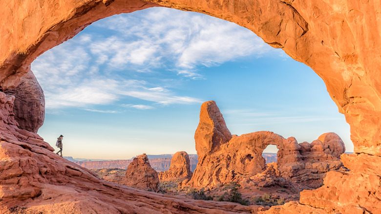 un randonneur solitaire se promène parmi les arches du parc national des Arches dans l'Utah