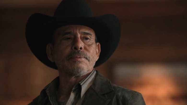 Mariano Reyes de Raoul Trujillo est vu sous un angle faible alors qu'il se tient dans le bureau de Beulah Jackson à Dutton Ranch