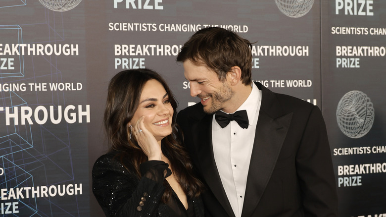 Mila Kunis et Ashton Kutcher rient