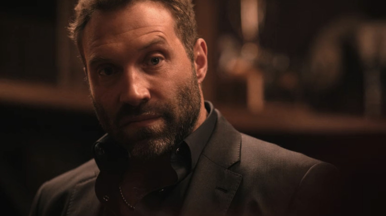 Rob-Will Jackson de Jai Courtney a l'air intense en gros plan à Dutton Ranch