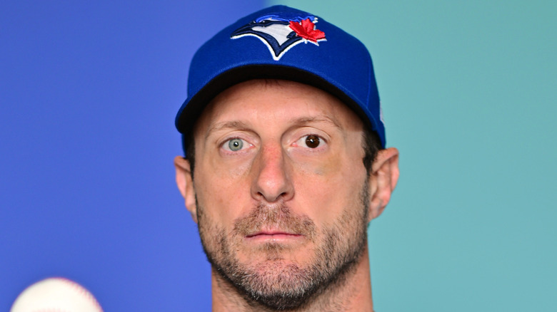 Gros plan du lanceur des Blue Jays de Toronto Max Scherzer présentant une hétérochromie complète : un œil bleu et un œil marron