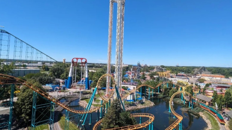 Une vue sur les montagnes russes du parc d’attractions Valleyfair.