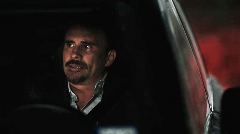 Joaquin Reyes de Juan Pablo Raba est assis dans sa voiture et a l'air inquiet à Dutton Ranch