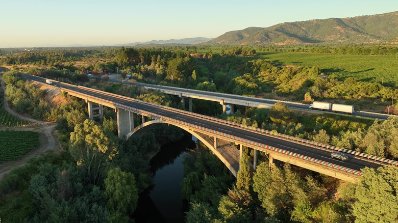 Photo aérienne du pont routier de l'autoroute panaméricaine traversant les vignobles de la vallée du Maule au Chili