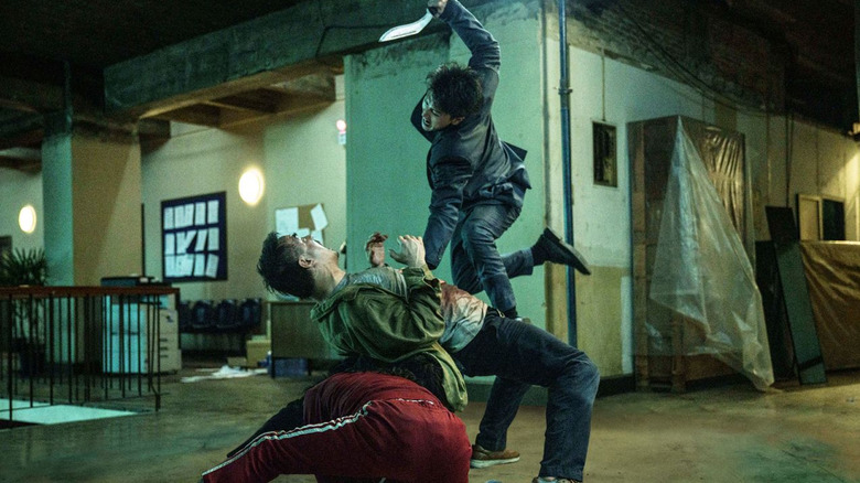 Une bande de gars s'affrontent dans The Furious (2026) Oui, vous avez bien lu : "Le Furieux" arrive à la demande et en numérique le 7 juillet 2026. Aucun mot sur la sortie d'un disque physique pour l'instant, mais j'espère bien que les gens de Lionsgate travaillent sur un seul – vive le support physique. Dans "Le Furieux," Le bricoleur muet Wang Wei (Xie Miao) cherche à sauver sa fille après qu'elle ait été kidnappée par un réseau complexe de trafiquants d'êtres humains. Les flics locaux sont tous corrompus et n'aident pas Wang. Il doit donc prendre les choses en main - avec l'aide de Navin (Joe Taslim, qui joue Sub Zero dans le nouveau film). "Combat mortel" films), un homme à la recherche de sa femme journaliste après sa disparition en enquêtant sur le même réseau de trafic d'êtres humains qui a enlevé la fille de Wang. Comme vous pouvez l'imaginer, cela donne lieu à de nombreuses scènes dans lesquelles Wang et Navin vont d'un endroit à l'autre, battant à mort quiconque tente de les arrêter. Je sais qu'il y a une tendance à exagérer les films ces jours-ci, mais je vous assure, "Le Furieux" c'est la vraie affaire. Je ne peux pas imaginer qu'un meilleur film d'action arrive cette année, et si vous êtes un fan du genre, vous vous devez de vérifier celui-ci.