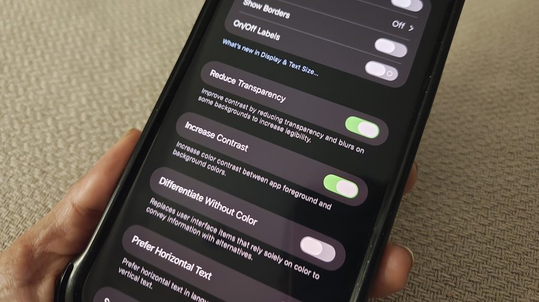 L'affichage et la taille du texte de la page des paramètres d'accessibilité d'un iPhone peuvent être vus à l'écran avec la réduction de la transparence et l'augmentation du contraste activées.