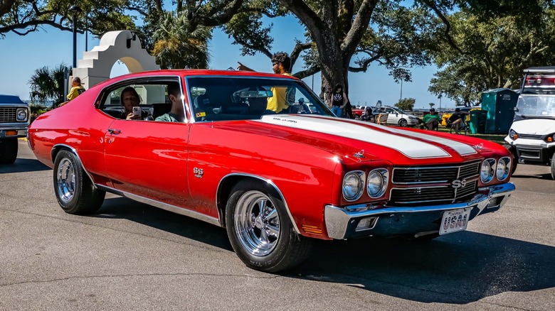 Une Chevrolet Chevelle de 1970, le modèle de voiture dans lequel Taylor Swift et Travis Kelce sont montés lors de leur premier rendez-vous.