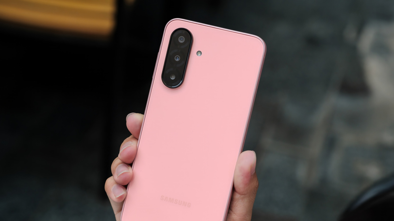 Ce téléphone Samsung très bien noté est bien moins cher que le Galaxy S26 (et se vend rapidement)