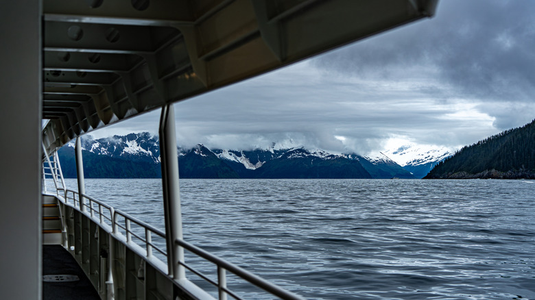 Vue depuis un bateau dans le parc national de Kenai Fjords