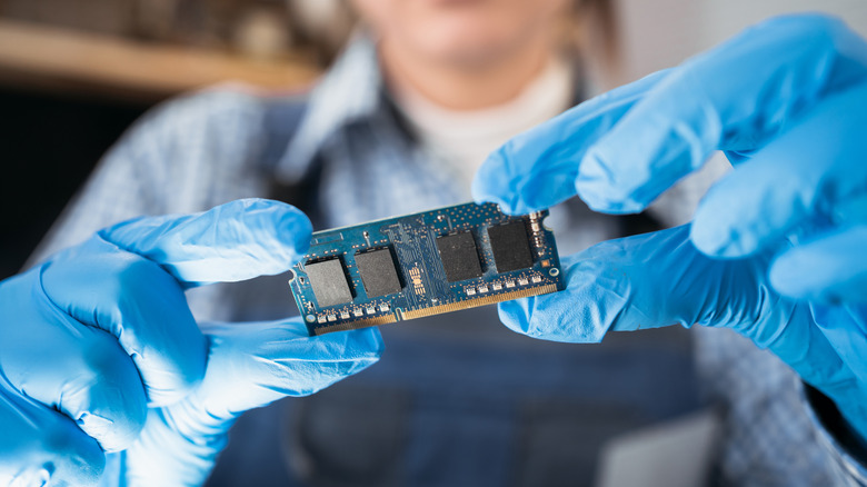 Personne détenant un module DRAM