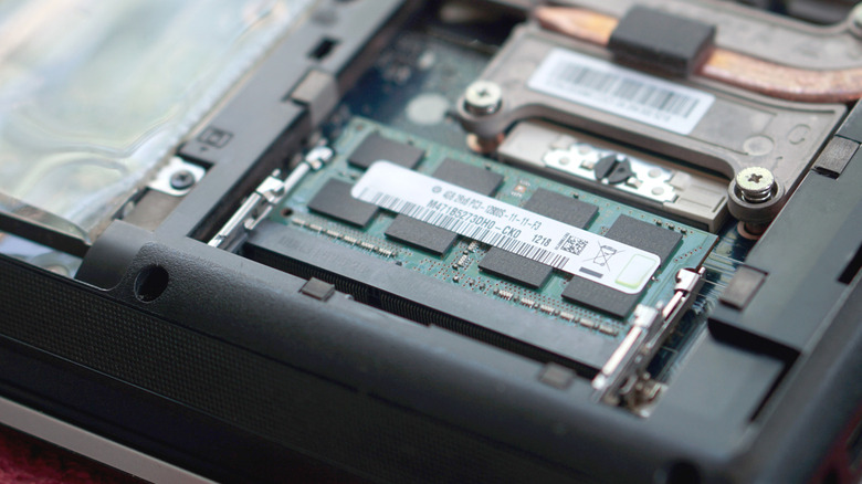 Modules RAM à l'intérieur d'un ordinateur portable