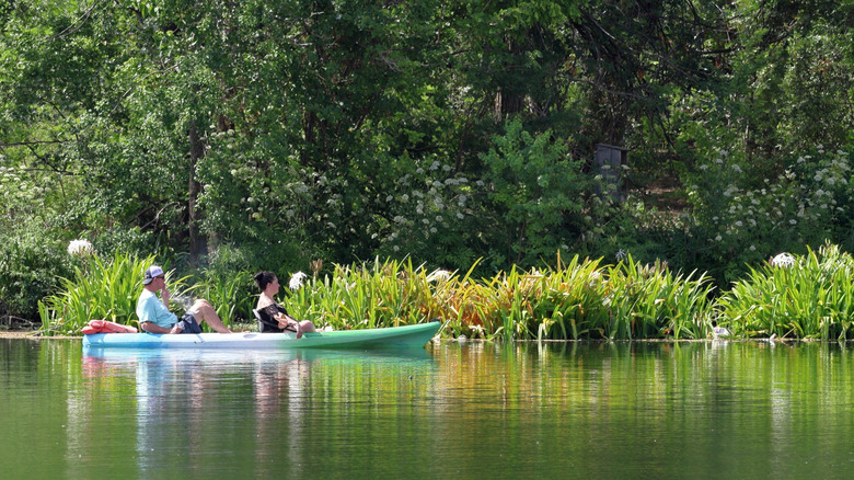 deux personnes en kayak sur une rivière au Texas