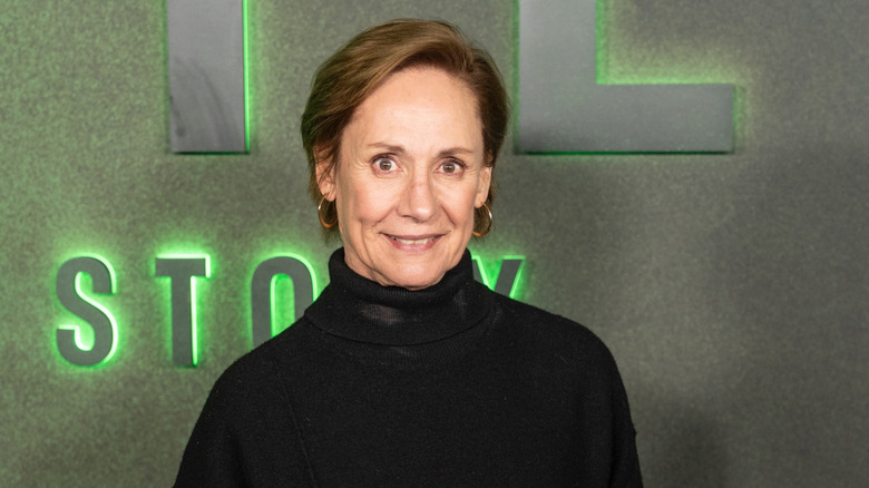 Laurie Metcalf sourit sur un tapis rouge