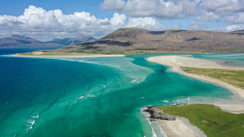 Vue aérienne de la mer turquoise et du sable blanc doré sur la plage de Luskentyre