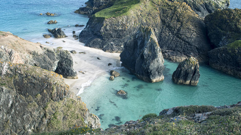 Rochers et lagon caché de Kynance Cove