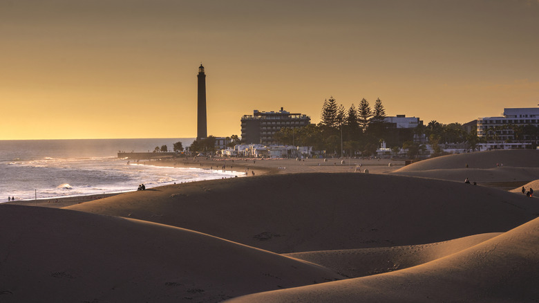 Vue du phare de Maspalomas et des dunes de la plage au coucher du soleil