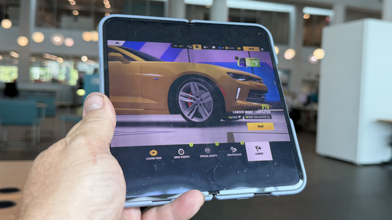 Jeu sur téléphone pliable