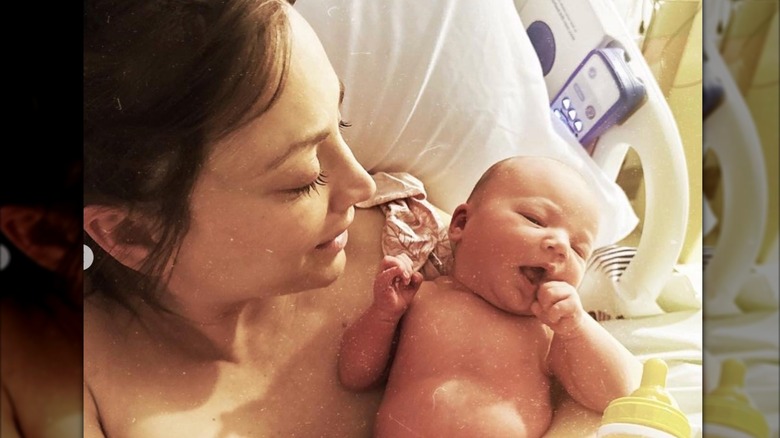Photo franche de Kaley Cuoco dans un lit d'hôpital, câlinant sa fille nouveau-née Matilda après l'accouchement.
