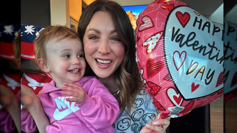 Matilda, la fille de Kaley Cuoco, est assise sur ses genoux tandis que le duo sourit et pose avec un ballon pour la Saint-Valentin.
