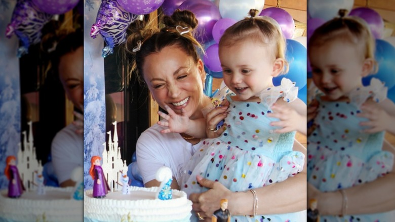 Kaley Cuoco rayonne de joie en tenant sa fille Matilda pour qu'elle souffle son gâteau d'anniversaire lors d'une fête 