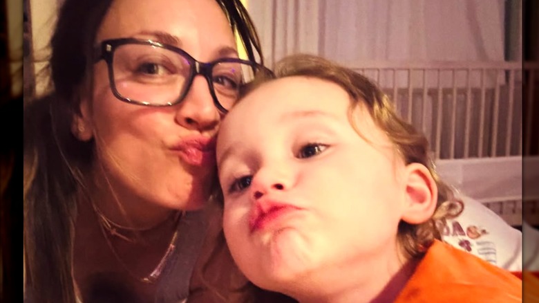 Kaley Cuoco fait une grimace dans un selfie idiot avec sa fille Matilda.
