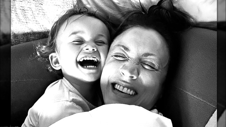 Kaley Cuoco et sa fille Matilda rient ensemble, blotties contre elles, sur une photo en noir et blanc.