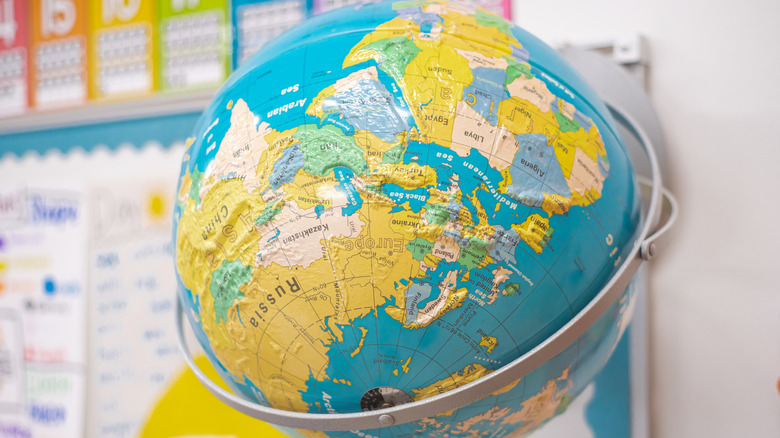 Globe en relief avec l'Asie, l'Europe et l'Afrique visibles.